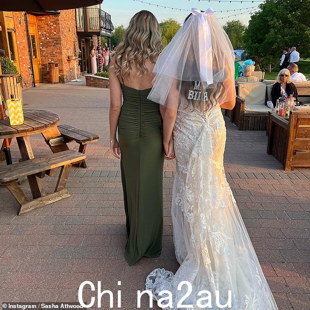可爱!她为她的帖子配上了标题:'做你的伴娘,能够和你一起旅行真是太特别了'