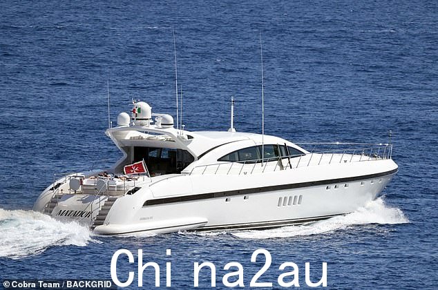 奢华生活:莱昂纳多·迪卡普里奥本周继续在意大利度假,周三他在 Nerano 的一艘豪华超级游艇上放松身心