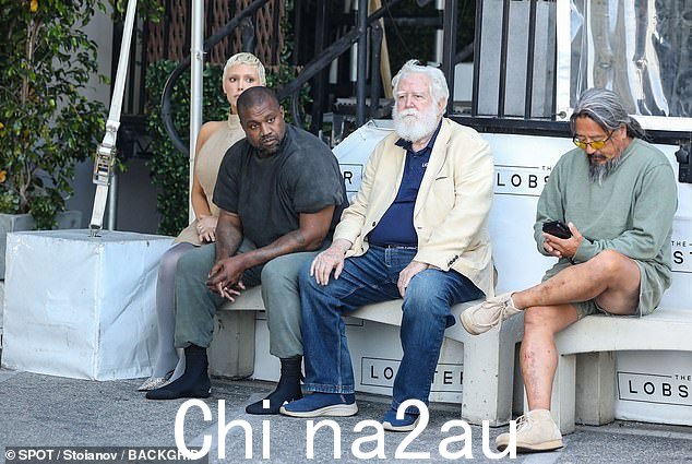 友情郊游:两人被拍到与朋友见面