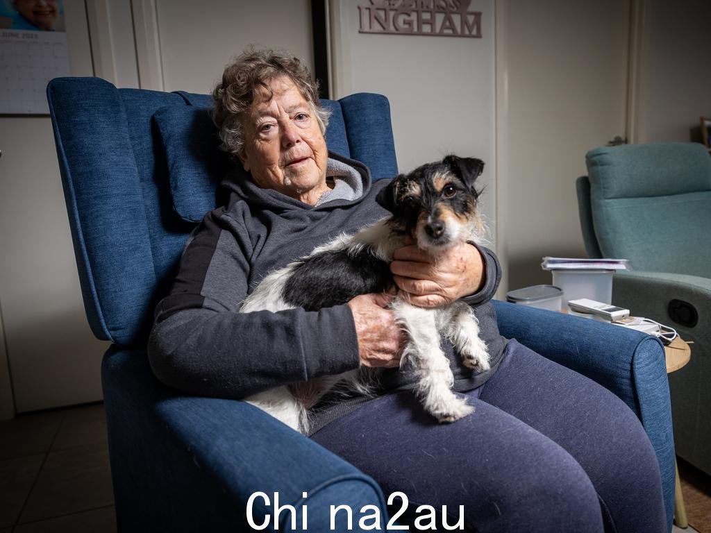 来自墨尔本 Broadmeadows 的 Betty May 和她的宠物狗 Maggie 已经减少供暖以节省电费。图片来源：Jack Nowakowski