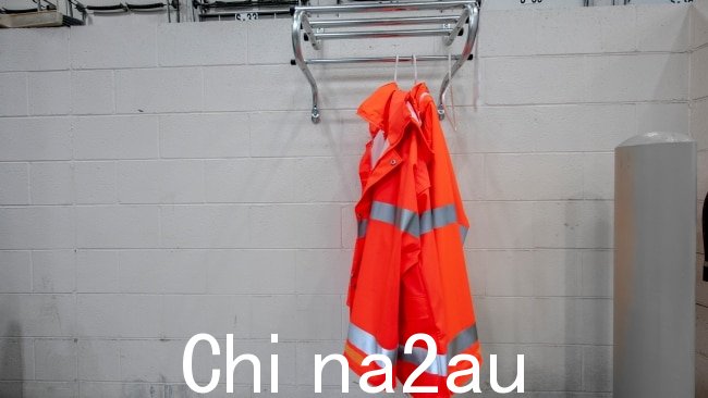 一名 16 岁的年轻人在屈服于