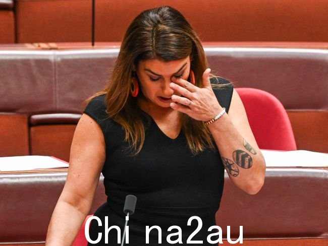 独立参议员莉迪亚索普在对自由党参议员大卫范提出性骚扰指控后向参议院发表讲话。图片:NCA NewsWire / Martin Ollman