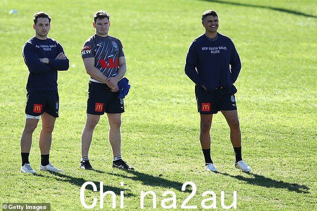 这位 Penrith 球星周三在新南威尔士州的训练中被人看到戴着头盔,在那里他因为撞到头而无法参加接触训练