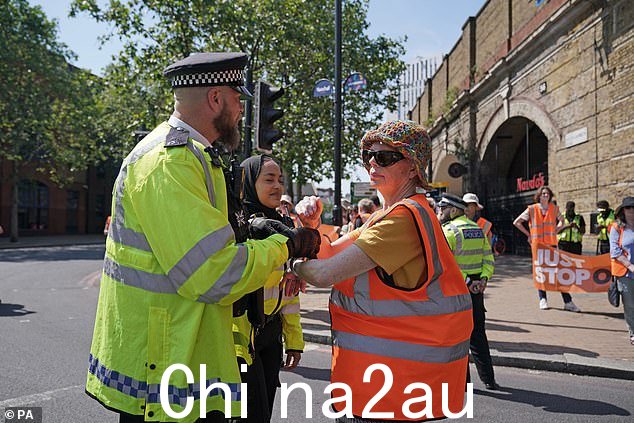 警方在伦敦市中心 Vauxhall 慢走抗议期间拘留了一名 Just Stop Oill 激进分子