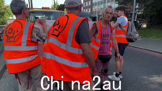 环保人士在 Hangar Lane Roun 沿 A406 南行缓慢行进dabout 在伦敦西部的伊灵,从早上 8 点开始