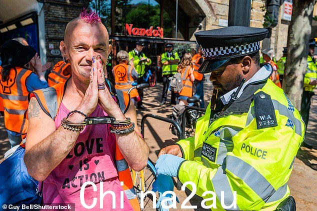 今天是警察第一次使用他们的新权力,逮捕了九人