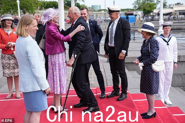 丹麦的玛格丽特王后(身着粉红色衣服)在哈拉尔国王摔倒后向他致意,宋雅王后(右)也在场