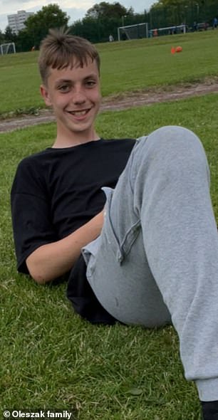 Tomasz Oleszak 被刀砍后倒下了