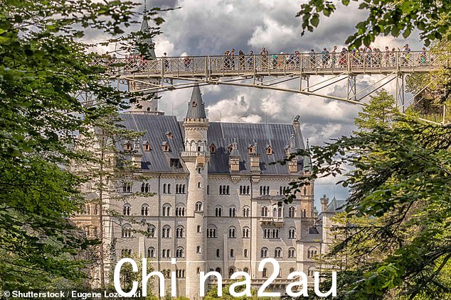 这两名年龄分别为 21 岁和 22 岁的女性在 Marienbrücke 桥(如图)附近遇到了 30 岁的男性,这是一座狭窄的人行桥,最高点横跨 300 米的峡谷feet