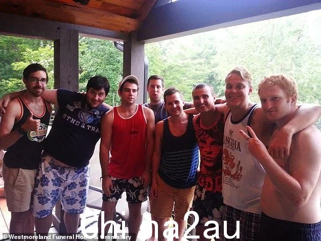讣告继续补充说:'朋友数不胜数,将怀念沃斯带给他们的对生活的旺盛热爱'