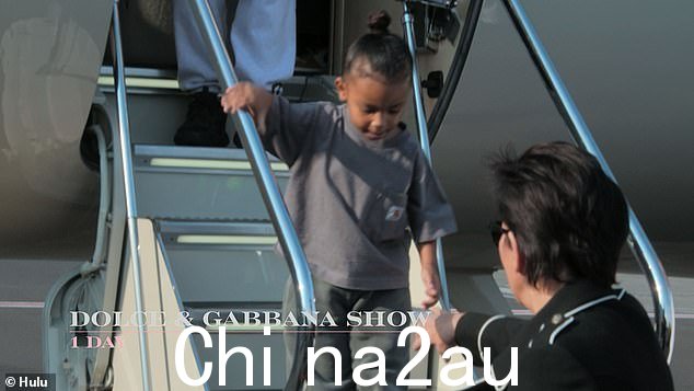Kids:当她的朋友 Steph Shepherd 和 La La Anthony 到来时,人们看到 Kim 正在试穿她的一些秀场造型,并承认她的朋友 Natalie 和 Olivia 会来,她的妈妈 Kris 会带 Kim 的孩子and Khloe
