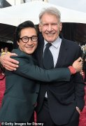 哈里森·福特 (Harrison Ford) 和克惠权 (Ke Huy Quan) 在《末日神殿》40 年后的《命运之钟》首映式上重逢