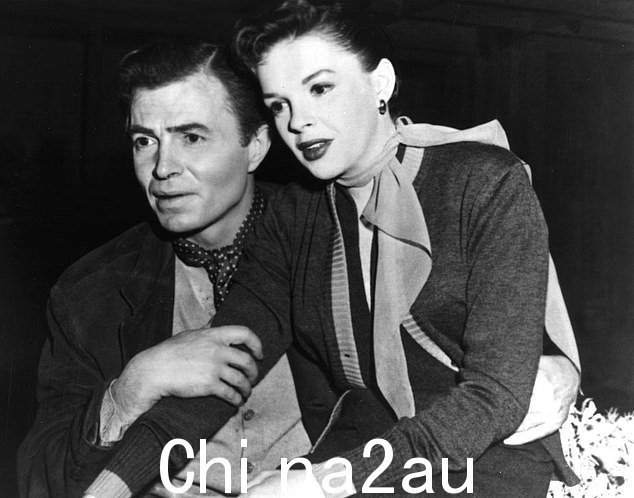 James Mason 在 1954 年翻拍的《一个明星的诞生》中饰演 Norman Maine,与他的搭档 Judy Garland