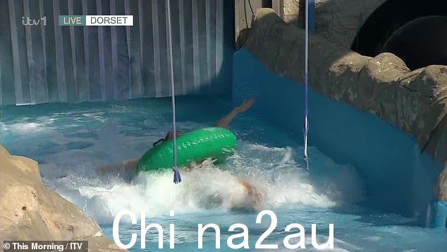糟糕:她在车道上漂浮着,然后翻滚并颠倒过来