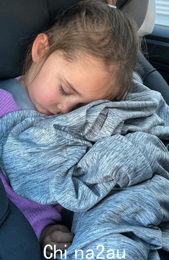 她分享了这张令人心碎的照片，照片中他们的两岁女儿 Isla 依偎在一起在她的加高座椅上睡觉时穿着爸爸的一件衣服。图片：Instagram/@zonfrillo