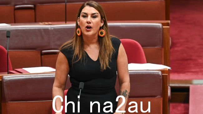 CANBERRA, AUSTRALIA, NewsWire 照片。 2023 年 6 月 15 日:独立参议员莉迪亚索普在指控自由党参议员大卫范在堪培拉议会大厦对她进行性侵犯后向参议院发表讲话。图片:NCA NewsWire / Martin Ollman