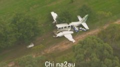 轻型飞机在前往北领地简易机场的途中撞上地形后颠倒着陆，两人受重伤