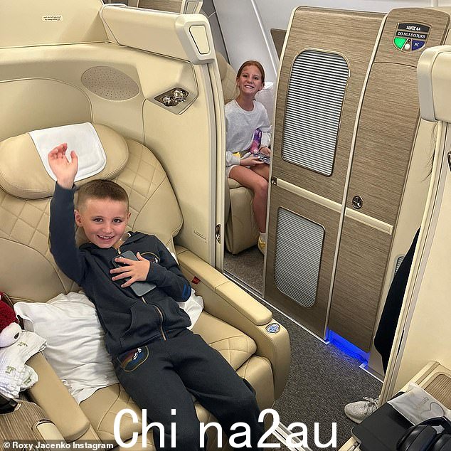 Roxy Jacenko 和她的孩子们在新加坡安顿下来与她的丈夫 Oliver Curtis 永远在一起之前已经飞往海外