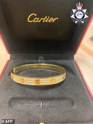警方还查获了名牌珠宝,包括卡地亚戒指(如图)