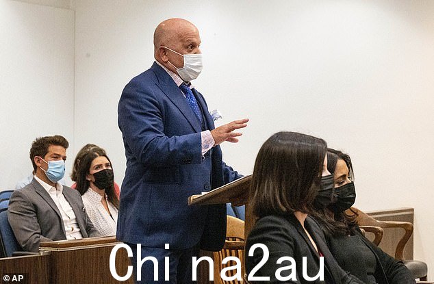 2021 年 8 月 19 日,检察官 Philip Cohen 在 Grant Robicheaux(左后)和 Cerissa Riley(左二)的听证会上发言