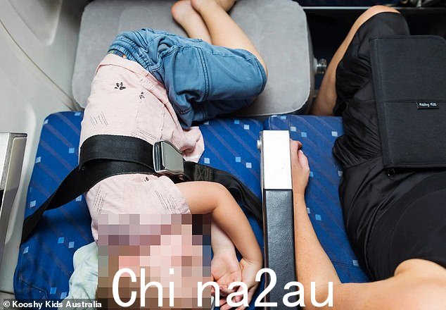 流行的靠垫可以垫在座椅和食物托盘之间的空隙中,供孩子在长途飞行中伸展双腿