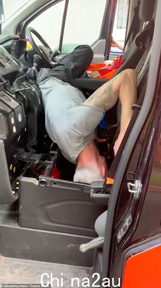 视频显示 Liam 爬进面包车的前部,乘客座椅向上,然后头朝下滑到座椅下方