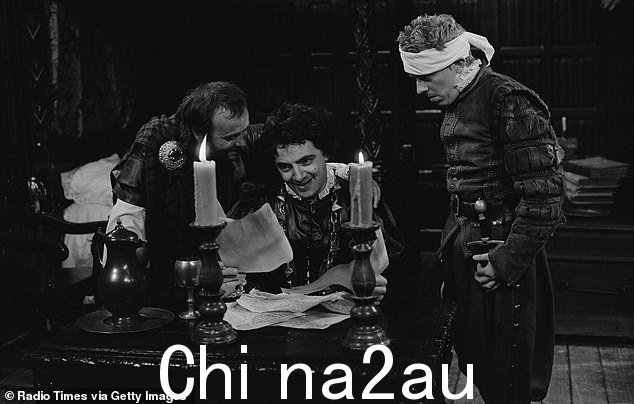 Alex Norton、Rowan Atkinson 和 Philip Fox 在 Blackadder 飞行员的场景中