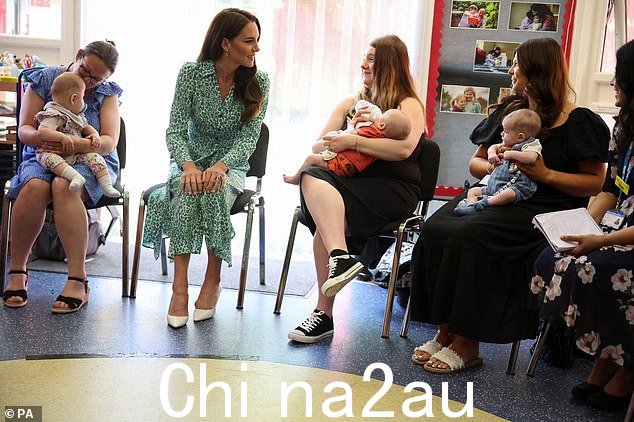 在她的访问期间,公主会见了卫生工作者,他们一直在试用一种名为 Alarm Distress Baby Scale 的模型