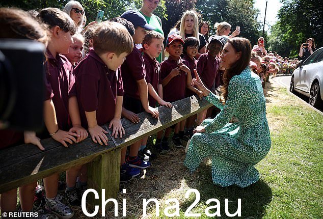 这位三个孩子的母亲似乎正在与渴望见到她的学童进行深入交谈