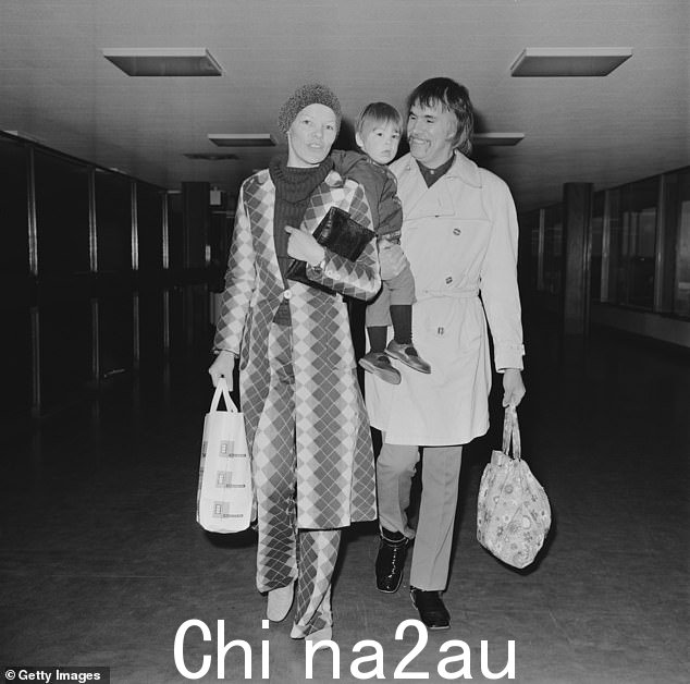 1971 年 3 月,杰克逊女士与罗伊和他们年幼的儿子丹在希思罗机场