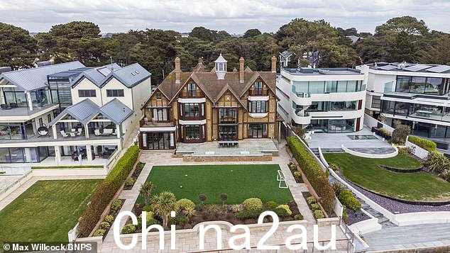 这对夫妇都是 76 岁,他们在 2001 年以 300 万英镑的价格购买了 Sandbanks 最好的住宅之一——一座俯瞰海港入口的仿都铎式豪宅