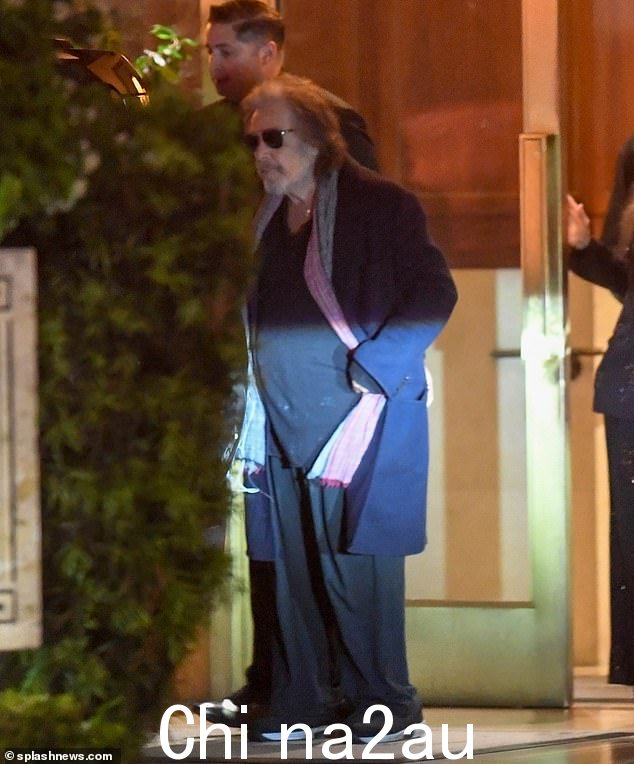Icon:帕西诺穿着一件超大号黑色 T 恤、宽松的裤子、一件海军西装外套和一条围巾,与他的搭档一起进入餐厅时搭配墨镜