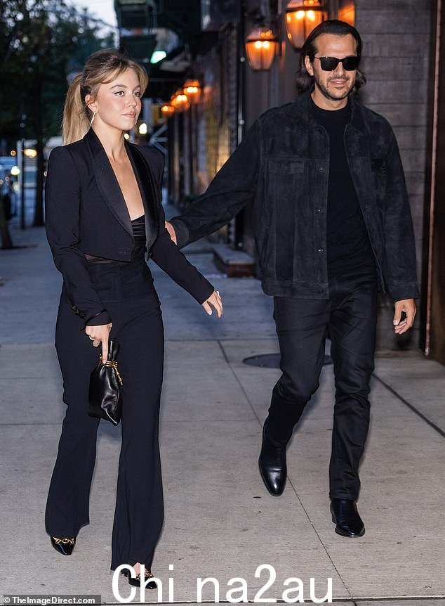 仍然订婚:Sydney Sweeney 和未婚夫 Jonathan Davino 周三在纽约市度过了一个约会之夜,有人发现她戴着订婚戒指