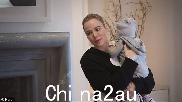 母子:在一次忏悔中,卡戴珊(左)透露,她与通过代孕出生的现年 11 个月大的儿子塔图姆(右)的关系“变得更容易了” '