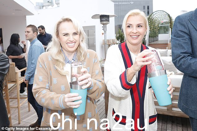 摇一摇:这对夫妇和新父母还被拍到在 Casamigos 主持的调酒指导课上一起摇晃马提尼酒