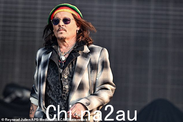 大摇大摆:当观众疯狂时,他大摇大摆地穿过舞台