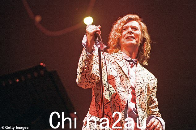 Bowie 在 Worthy Farm 的首次演出是在 1971 年的 Glastonbury Fayre,他在 2000 年重返金字塔舞台