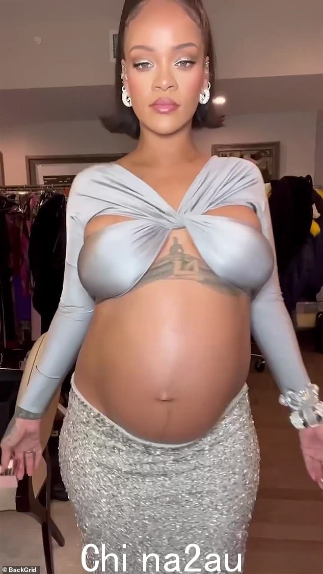 惊艳:Rihanna 继续突破孕妇时尚的界限,她自豪地穿着性感的丝质九分上衣展示她的肚子