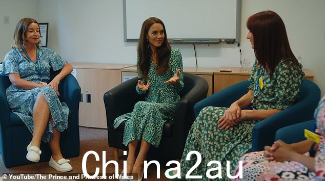 这位 41 岁的三个孩子的母亲(图中中心)与健康访问小组的成员会面,讨论他们工作的范围和广度,然后观察临床预约并与当地家庭进行家访