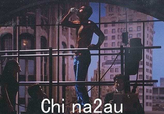 快乐时光:在竞选镜头中,这位 49 岁的尤物重现了标志性的 1998 年健怡可乐广告,其中男模特罗伯特·梅里尔 (Robert Merrill) 在留下工人的办公大楼里扮演窗户清洁工对他光着膀子的样子流口水