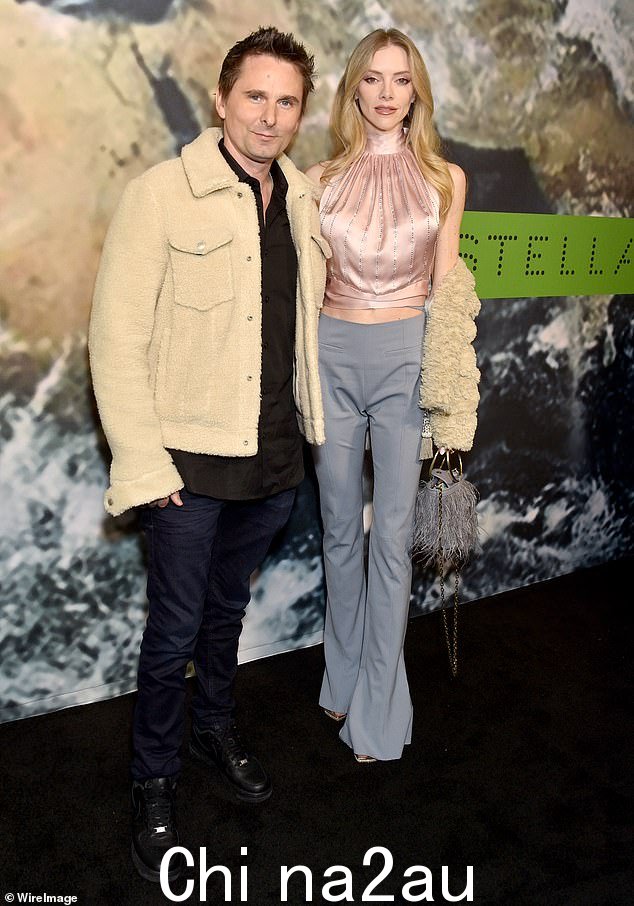 幸福的情侣:Elle 和 Matt 于 2019 年 8 月在迷人的马里布花园举行的婚礼上喜结良缘,距离他们于 2017 年 12 月首次宣布订婚已有 18 个月(二月合照)