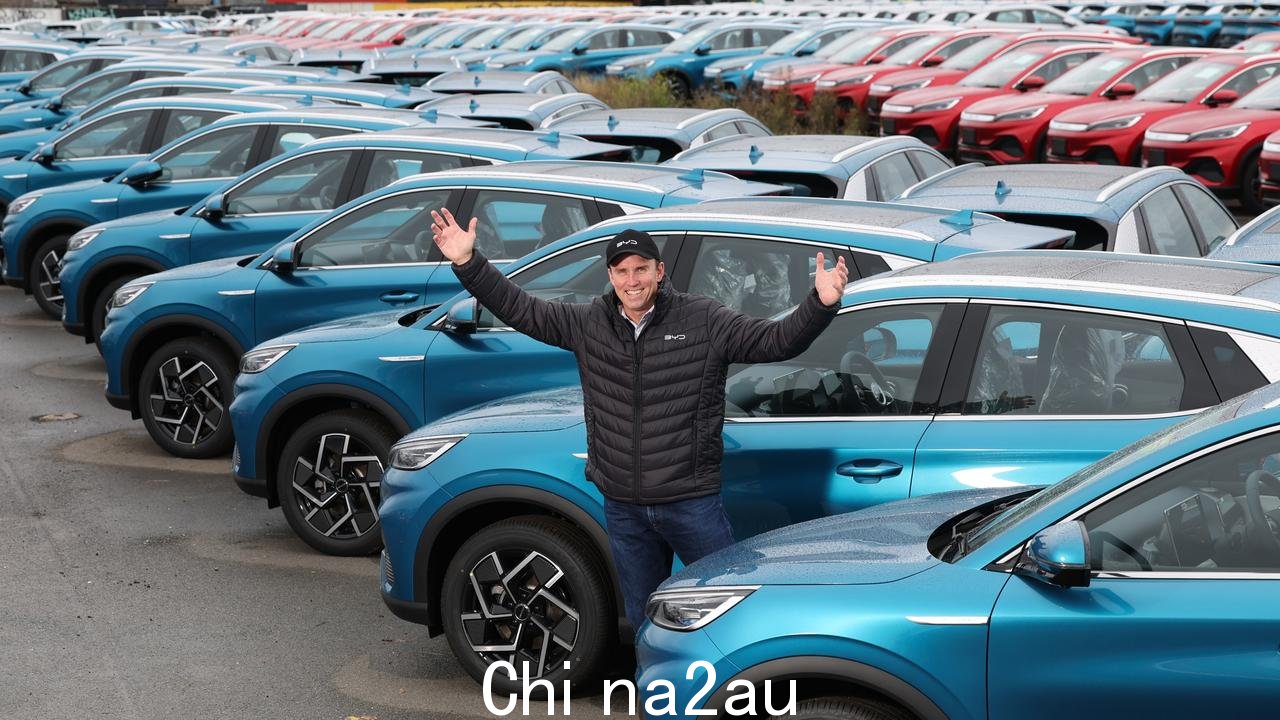 BYD dealer EV Direct Mark比亚迪首席运营官 Harland 拥有数百辆电动汽车。照片：Alex Koppel。 /></p><p style=