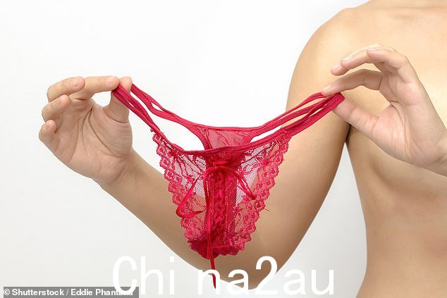 '我们所有的碗都在那里。我把它们拉出来,每个碗里都有一小滩水和一根丁字裤。她用它们来泡内衣,'他说完