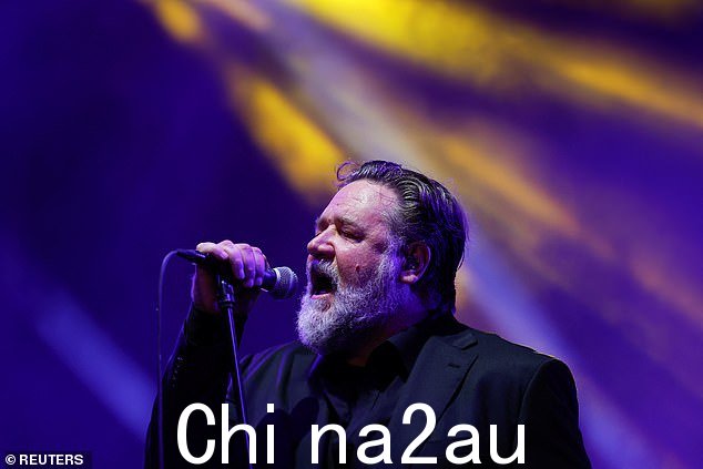 Russell Crowe(如图)目前正与他的摇滚乐队 Indoor Garden Party 一起在欧洲巡回演出,周六他在马耳他瓦莱塔演出时崭露头角