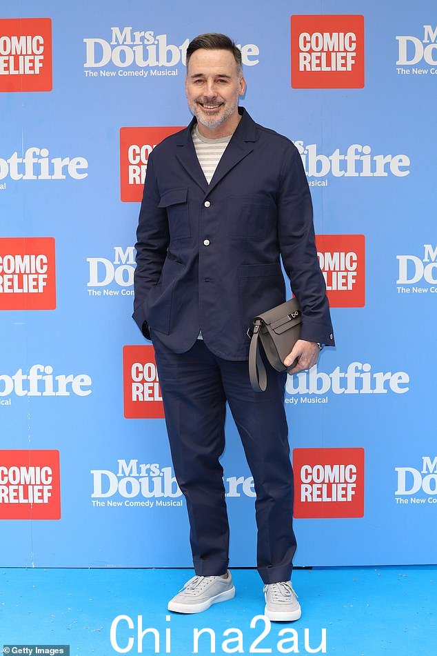 酷:Elton John 爵士的丈夫 David Furnish 身着海军蓝色夹克和相配的裤子,为活动剪裁出时尚身材
