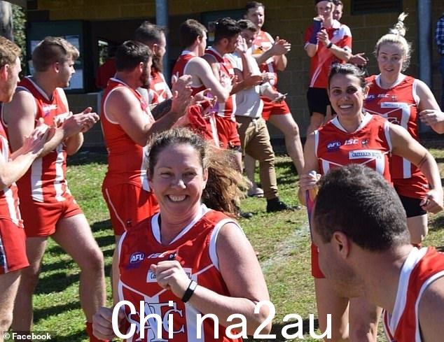这对新婚夫妇的主持人 Alex Tigani 发布了一张车祸受害者 Nadine McBride、Tori Cowburn 和 Kyah McBride 的照片,标题是“我肩上的三个天使”