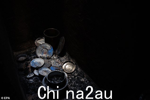 烹饪设备在学校内的废墟中被烧毁
