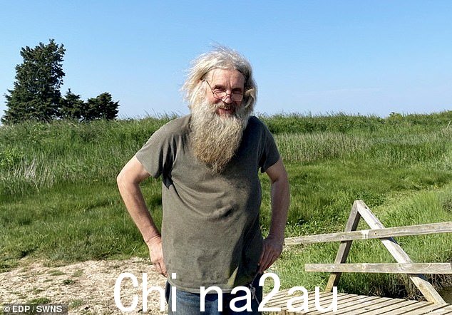 Jeff Pennington,住在现场的一条船上,声称他被戴维斯女士的'失控的马''几乎压扁'