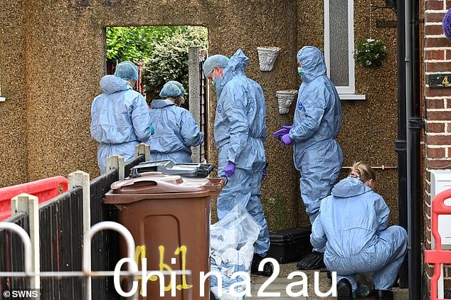 警察和法医在豪恩斯洛发现一家四口死亡的现场