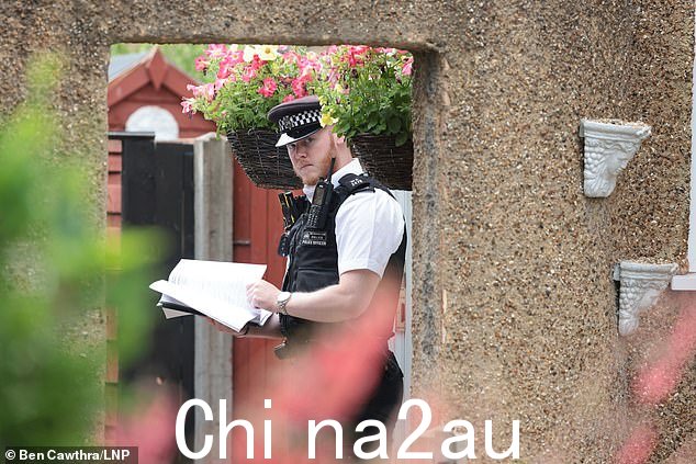 今早早些时候有人在 Staines Road 现场拍摄到一名警官